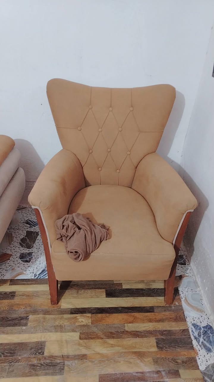 للبيع قنفات نظيفة وبحالة جيدة 🛋️
ثنين كبار + وحدة زغيرة + كرسي
بيهن خزن ويصيرن جرباية، وما بيهن ضرر.
السفنج مالتهن زين وما نازل.

💰 السعر: 300 ألف وقابل للتفاوض.
📍 العنوان: حي بدر
📞 للاتصال: ***********
