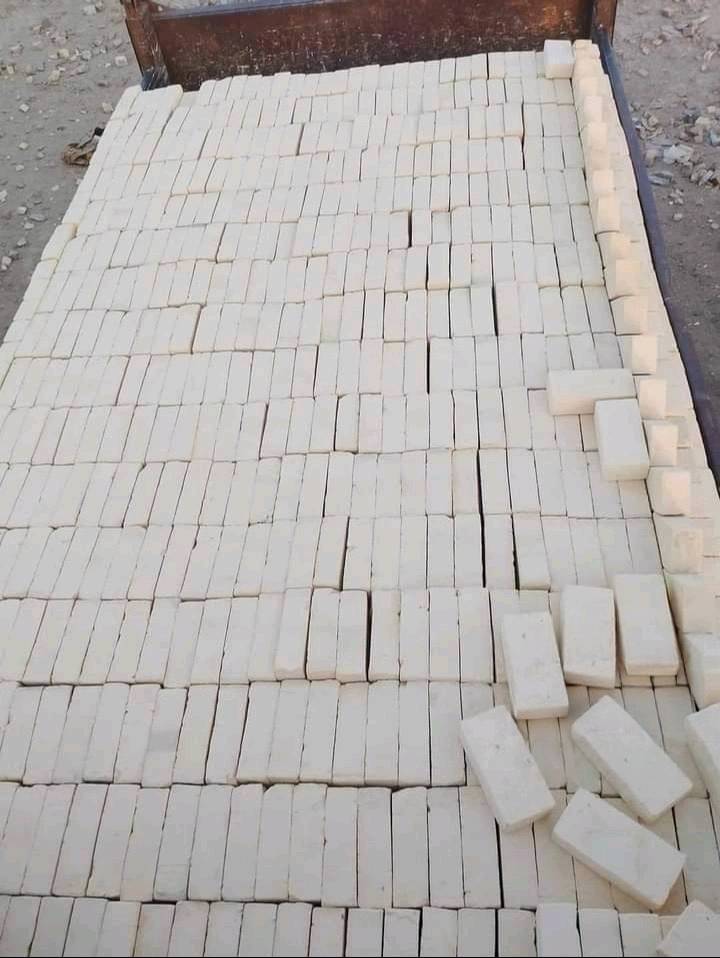 السلام عليكم يوجد طابوق العماره بجميع انواعه بيرنه انجكتر مال الطيب طابوق كامل المواصفات قوه وركن ولون  توصيل العماره والبصره بجميع المناطق والنواحي للاستفسار الاتصال على الرقم: ***********