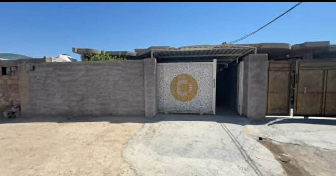 بيت للبيع مساحه 250  استقبال   غرفتين نوم وصاله ومطبخ حار وبارد  ومطبخ ثاني خارجي   كامل البيت من داخل فقط لبخ واجهيه بعده      السعر 40 وبي مجال المكان الفلوجه الشهابي قرب معمل سبنت الاستفسار ***********
