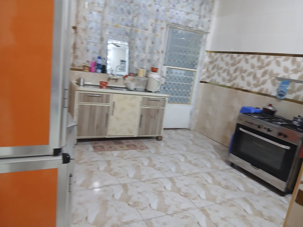 دار طابو زراعي للبيع مساحة ١٨٥متر طابقين
غرف نوم ٤ استقبال صالة جلوس عائلة مطبخ 
عنوان المدائن بستان الجمعية خلف المحكمة 
 للاتصال ***********

