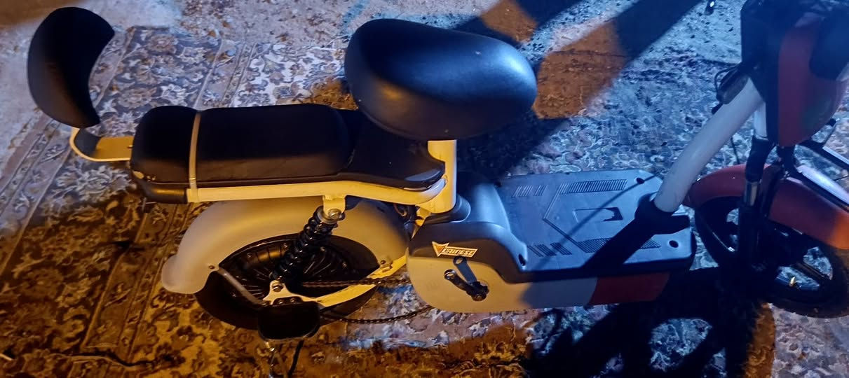 السلام عليكم دراجه شحن للبيع الدراجه بطارياته جدد وبيه سكليتر عاطل وشاشه مكسور والدراجه جديده سعره 125وبيه مجال***********
