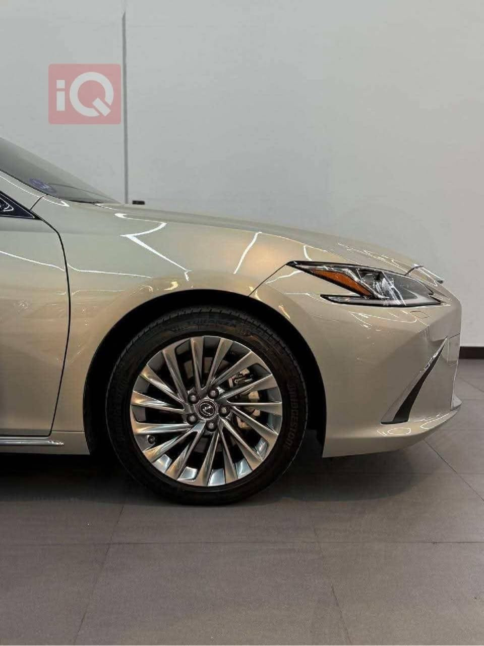 ES350 بلاتنيوم • موديل ٢٠٢٣ • ١٨٠٠٠ كم