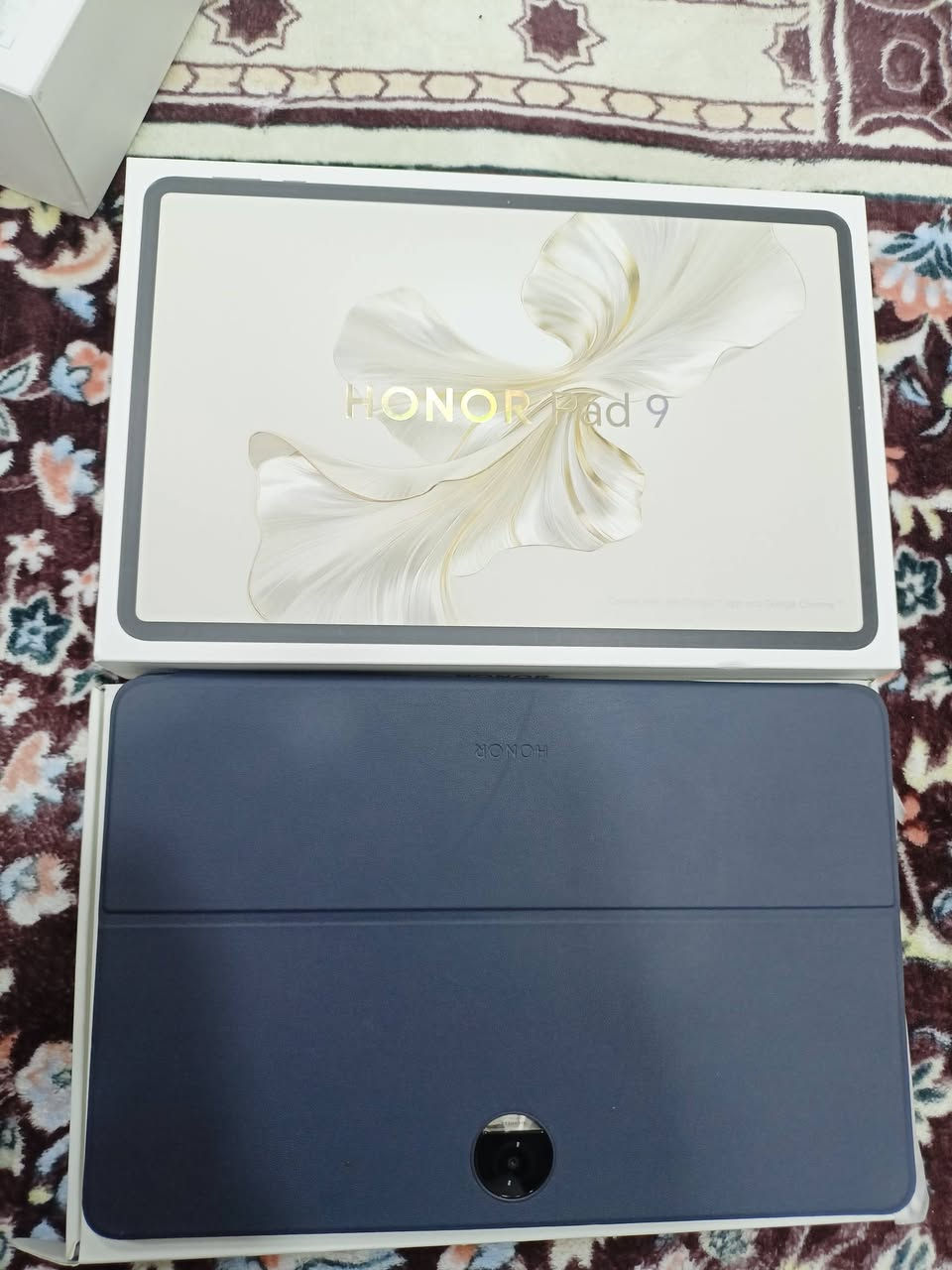HONOR Pad 9  
الملحقات، ماوس + كيبورد + شاحنه الاصلية والكارتون موجود
📱 الشاشة 12.1 بوصة
🖥️ الدقة 2560×1600 (2.5K)
🔄 التحديث 120Hz
⚙️ المعالج Snapdragon 6 Gen 1 بدقة تصنيع 4nm
💾 الرام 8GB + توسعة افتراضية إلى 16GB
💽 التخزين 256GB
🔋 البطارية 8300mAh
⚡ الشحن 35W
🔊 الصوت 8 سماعات
📷 الكاميرا الخلفية 13MP
🤳 الأمامية 8MP
السعر 325 بي مجال بسيط 
***********
