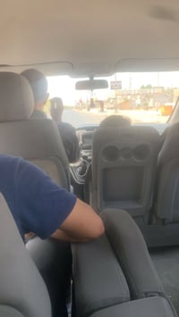 اخواتي اليوم اجيت من الزياره تعبان ونسيت محفظتي بهاي السياره صعدت ويا ...