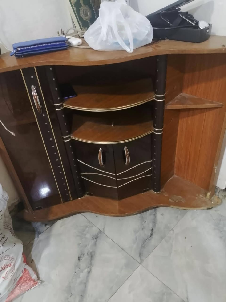 السلام عليكم أغراض مستعمله للبيع كلمن و سعره
