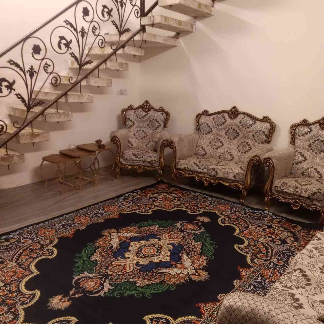 السلام عليكم بيت بحي الامين الاول قريب جدا للشارع العام مساحه ٣٠٠ متر واجهه ١٢ نزال ٢٥ يحتوي البيت على غرفه وصاله ومطبخ وصحيات وكراج سياره خدمات كامله البيت نقصه بس الارضيه للاستفسار اكثر ***********
