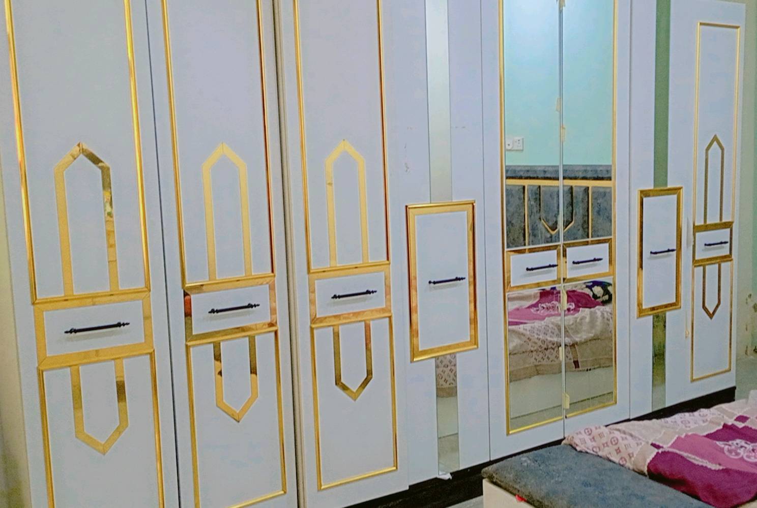 بغداد الزعفرانية 
غرفة نوم خشب تركي 
 بيضاء مع ذهبي كنتور 6ابواب مع كومدينه 2 وجرباية مع صندوق خزن وميز مراية وحرارة 4ادراج ومراءة عمودية 