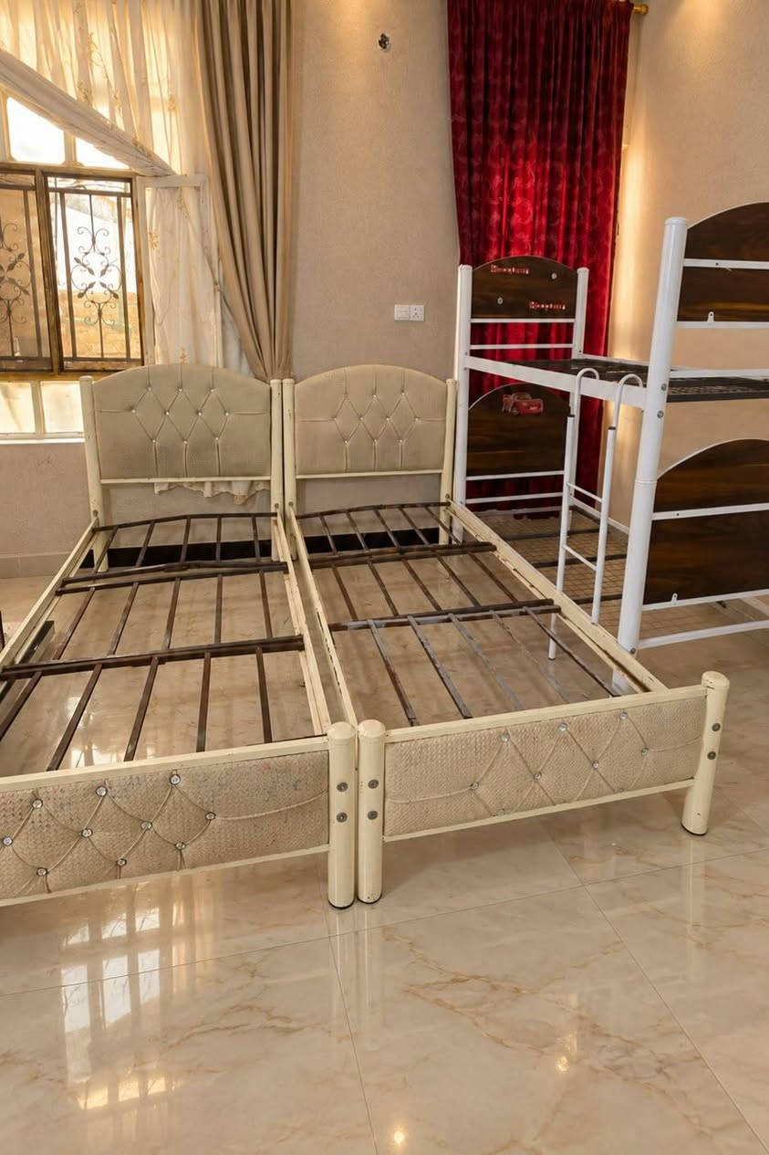 سلام عليكم چرابي عدد 2 كبار و2 صغار طابقين وتنفصخ 
صير كل وحده وحده البيع قيم وخذ بل يحبه الله 
***********
