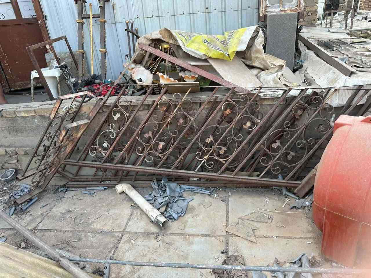 سلام عليكم بيبان عدد 3 ومحجر جاهز مال طابقين وباب وشباك وباب الرقم *********** مدينه الصدر
