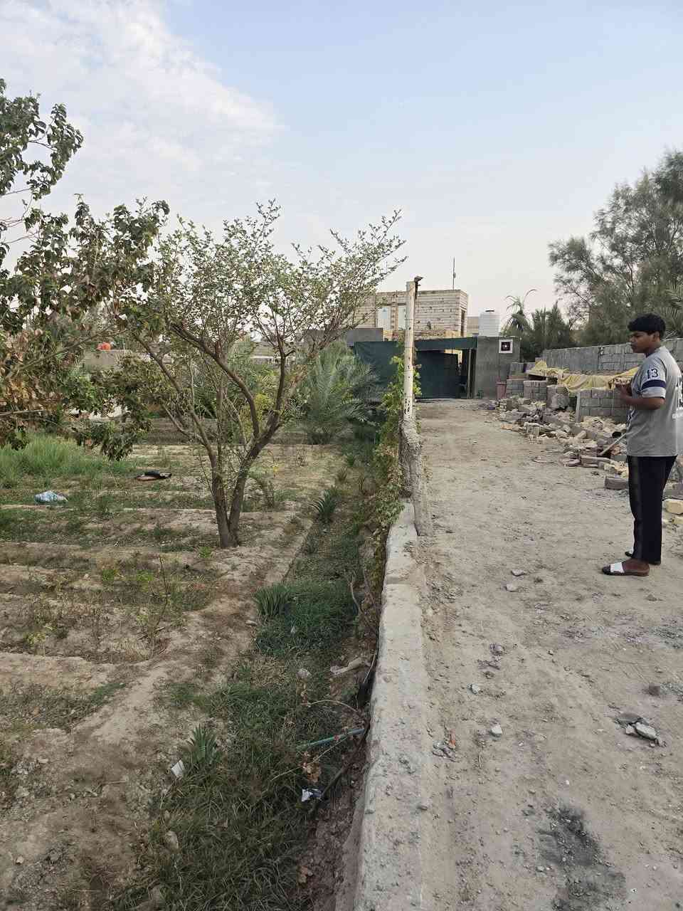 السلام عليكم 
نصف دونم زراعي سند 25 
مع دار سكن المساحه 250 متر
في الديوانيه نهاية حي العسكري الثالث
باقي التفاصيل يرجى الاتصال على الرقم
***********
***********
