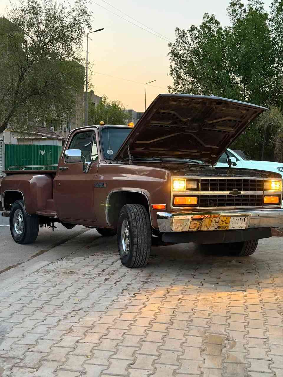السلام عليكم
سياره شوفر موديل 1984 للبيع فقط
سياره معمره تعمير كامل جديد واصلي
سياره بدون خياسات و بدون ضربه الشاصي سليم 100‎%‎ و على البلاد 
اصلها استخدام شخصي يعني لا جانت كرين ولا محوره 
مكينه 350 حلاب و كير 400 اصل بلاد 
والسياره جاهزة من كهربائيات و ميكانيك كامل 
السياره نقصها فقط تشغيل التبريد الكمبريسر موجود و الراديتر موجود و الفريز موجود كله جديد شركه اصلي 
و السياره نضيفه و احلا من الصور 
السياره باسمي رقم بغداد و مكانها بغداد زيونه 
للاستفسار هاص او اتصل على الرقم ***********
