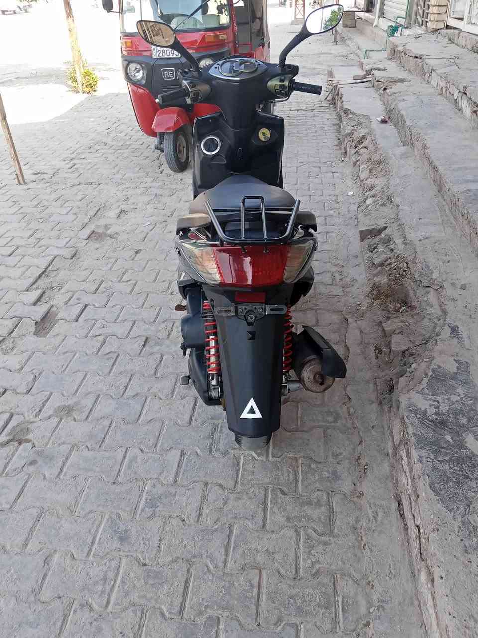 دراجه للبيع دراجه جديده نضيفه كلهه شغاله ما بيهه شي نقص. مكان محموديه
رقم ***********
