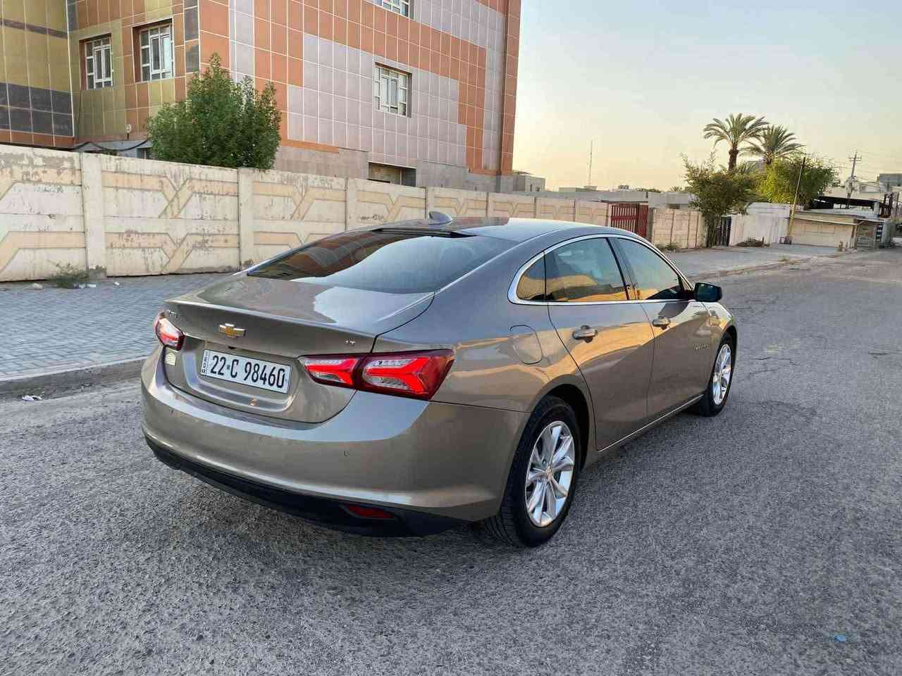 السلام عليكم 👍ماليبو 2022للبيع سيارة خير من الله ومطابة من يم شارع مال صناعة الفضل من الله ماشية 10000 
الحادث مثل مموضح بالصورة كلش بسيط تبريد ثلج سيارة ع ايدي ممتعوبة متصرف عليها ربع دينار جاهزة 
السعر 120 قفل 
لحد يراسلني الشراي يتصل ***********.
