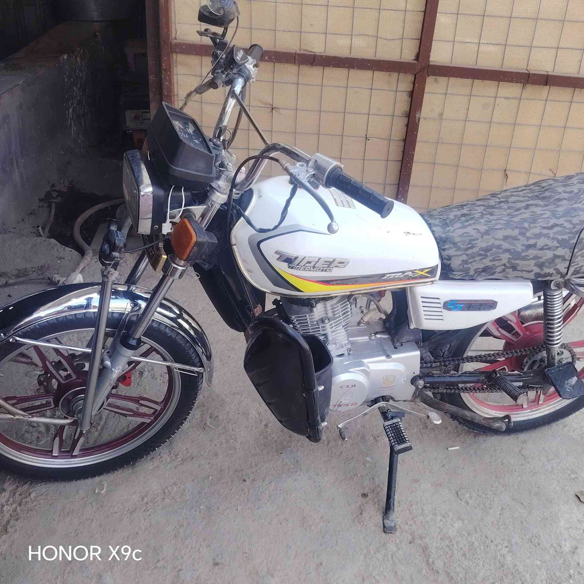 موديل 23 تايجر دراجه نظيفه فول
السعر 450 وبها مجال*********** 
دراجه حلوه ومرتبه

نص مكتوب في الصور:
- HONOR X9c