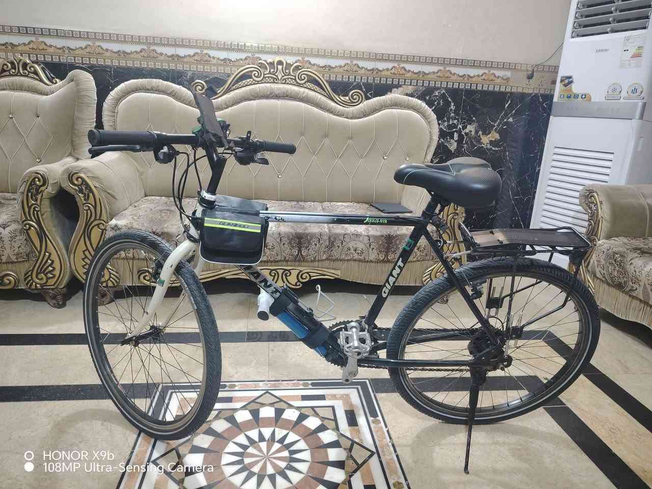 🚲 للبيع: بايسكل c700 جاينت (GIANT) أصلي - بحالة ممتازة🟦
(Mountain Bike) هاردتيل.⛰️

 (الفريم): ألمنيوم خفيف جداً وقوي (Aluxx Aluminum)، تصميم هيدروليكي مريح للمسافات الطويلة.✅

(الإطارات): تايرات أصلية ماركة Maxxis (ماكسس)✅

ويلات ألمنيوم  (Giant GX28) قوية وتتحمل الصدمات.✅

منظومة سرعات متعددة (شفترات شيمانو) مع دنديل ثلاثي أمامي يوفر سلاسة تالية🟥

حجم(27.5)

العنوان بغداد مدينة الصدر

للتواصل ***********
