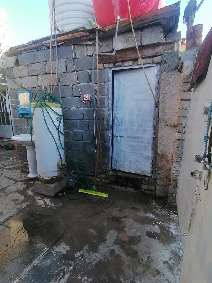 السلام عليكم هذه بالبيت البيع العشوائي بالبيت نضيف مساحته 100 متر باب شارع حوش تواليت حمام خارجي حاولي ستقبال مطبخ الغرفه النوم درج داخل  الغرفه النوم فوك بعده بس مسيجه سطح ستاره  سعره 35 مليون بي مجال  مكاني بالشعب بحي البساتين شارع تكاتك مو اول فرع مو ثاني فرع ثالث فرع مقابيل فران صمون ابو محمد الدراجي مقابيله فرع بيت عكاده كهرباء دفن شارع مقرنص كلشي يمك متوفر سوك قريب عليك كلشي يمك ثنين سواقات جمله يمك فران صمون مقابيل شارع الماء ارو يمك كلشي يمك متوفر سوك قريب عليك تريد تفضل خاص هذه رقمي بي واتساب ***********
