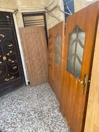 يوجد بابين  صاج   غير  مستخدمات وغير مصبوغات وباب صاج مستخدم وقواطع عد...