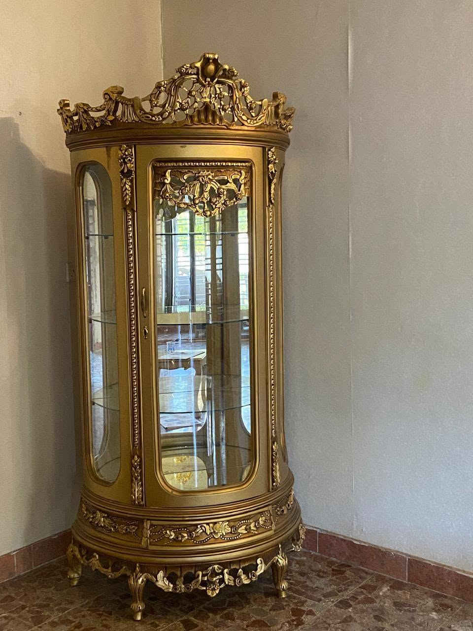 ادمن وافق فاترينا وميز بلازمه كلش نضيفات بدون ضرر سعرهم 200 ثريات عدد ثنين مابيهم ضرر سعرهم 250 العنوان بغداد البنوك شارع المحطة خاص او واتساب ***********ادمن وافق الي عنده اثاث مستخدم يدزه اليه خاص ابيعه بعموله بغداد فقط

نص مكتوب في الصور:
- منشور ام كرم لبيع الأثاث