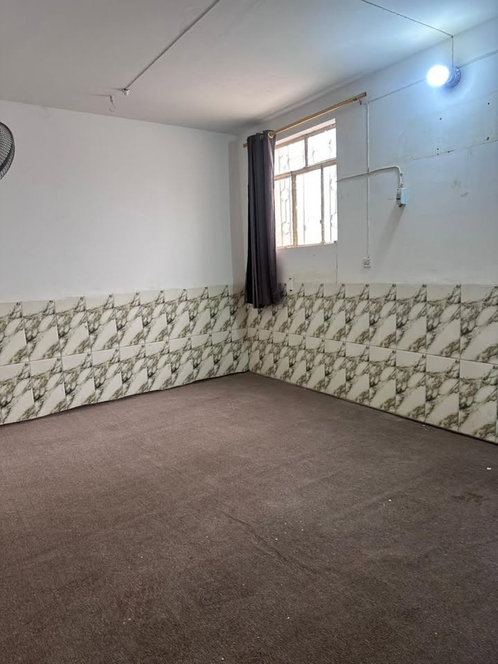 بيت للايجار في حي الجامعة خلف الكفيل مساحته ١٥٠ متر مربع  والتفاصيل موضحة بالصور للاستفسار الاتصال على الارقام التاليه *********** 
***********

