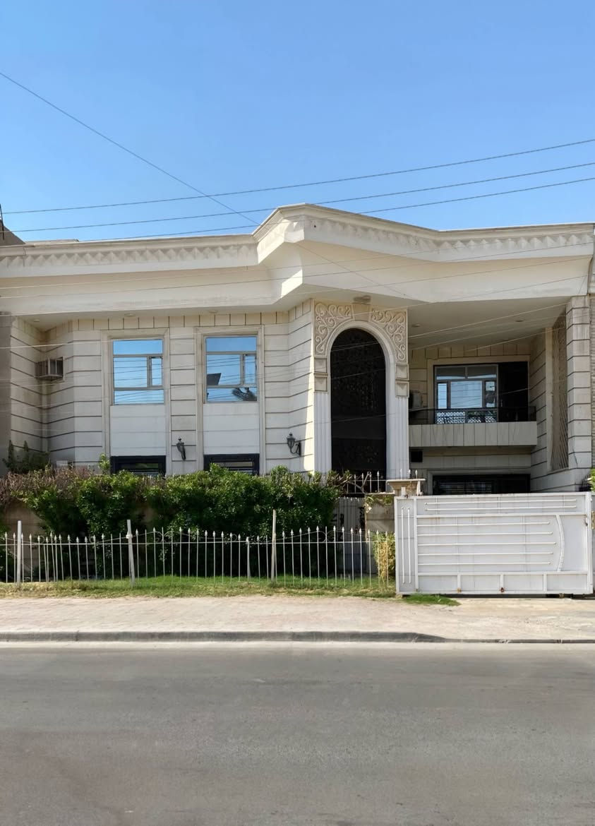 بيت ملك صرف للبيع بموقع مميز في بغداد
"قرب الجسر المؤدي لمنطقة المنصور 📍

○ المساحة: 300 متر (الواجهة 15 متر).
○ البناء: طابقين - هيكل كونكريت مسلح.
○ السند القانوني: طابو ملك صرف.

◀ الطابق الأول: صالة استقبال، غرفة نوم، حديقة أمامية، كراج للسيارة، ومغاسل.

◀ الطابق الثاني: 4 غرف نوم (وحدة منهن سويت كامل).

موقع البيت ومساحته ينطون مجال ممتاز للاستثمار، سواء يتحول لبناية تجارية أو مشروع شقق سكنية.

السعر: 3 ملايين و600 ألف للمتر.

*********** ➦
*********** ➦
