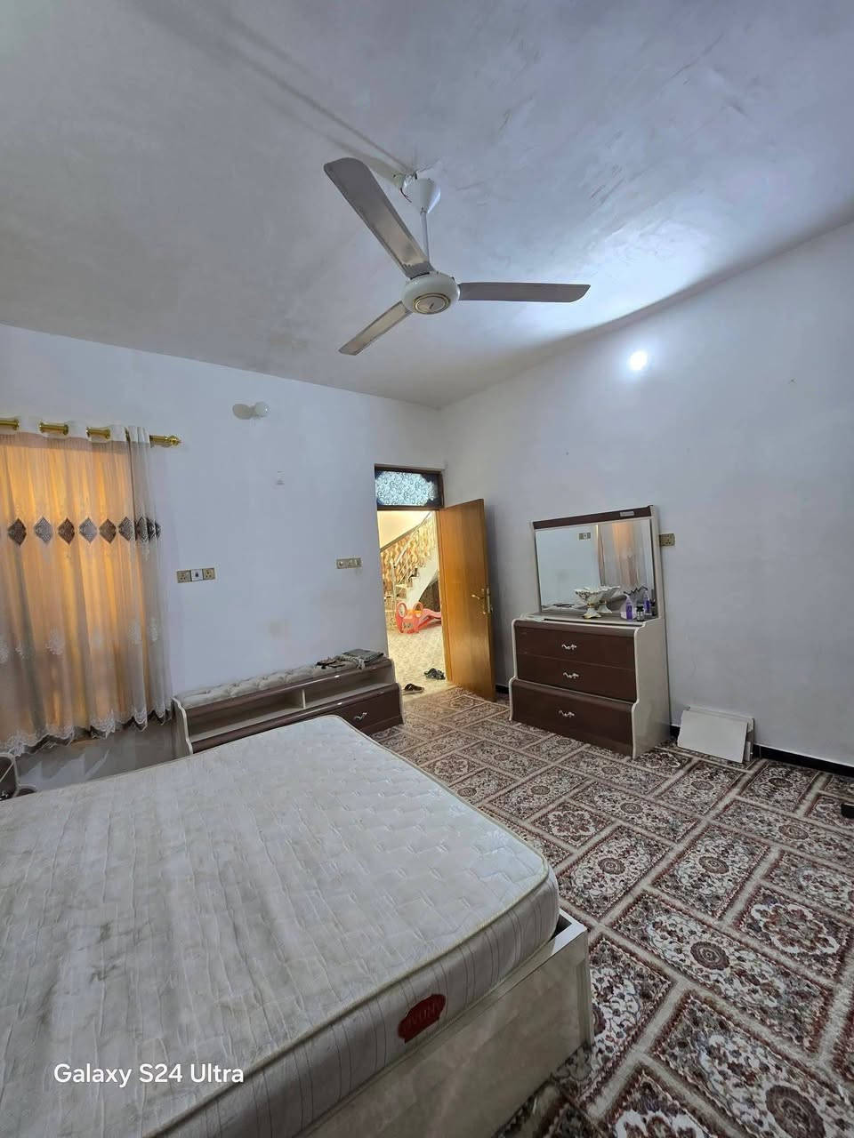 بيت لبيع بشارع المطار الجديد المساحه ١٥٠متر يحتوي على غرف٢ وصاله ومطبخ وستقبال ومكشوفات٢ وصحيات داخليه وخارجيه السعر ٥٥وبي مجال مكتب بركات ام البنين مقابيل شارع السبيس للستفسار *********** مكتب بركات ام البنين قرب مثلجات سنبله
