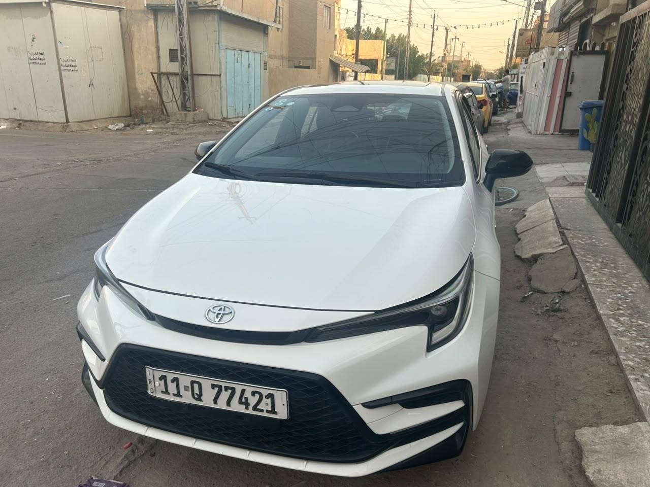 السلام عليكم اخوان من رخصة الادمن سيارة كورلا موديل ٢٤ لون ابيض ثلجي الشكل الامريكي S كشن كهرباء جلد اسود وبقية المواصفات المعروفة السيارة مكفولة من كلشي على وضع الشركة  وبأسمي ماشي ٣٢ الف كلم مكاني بغداد حي العامل السعر ١٦٠ ورقة الاتصال ***********
