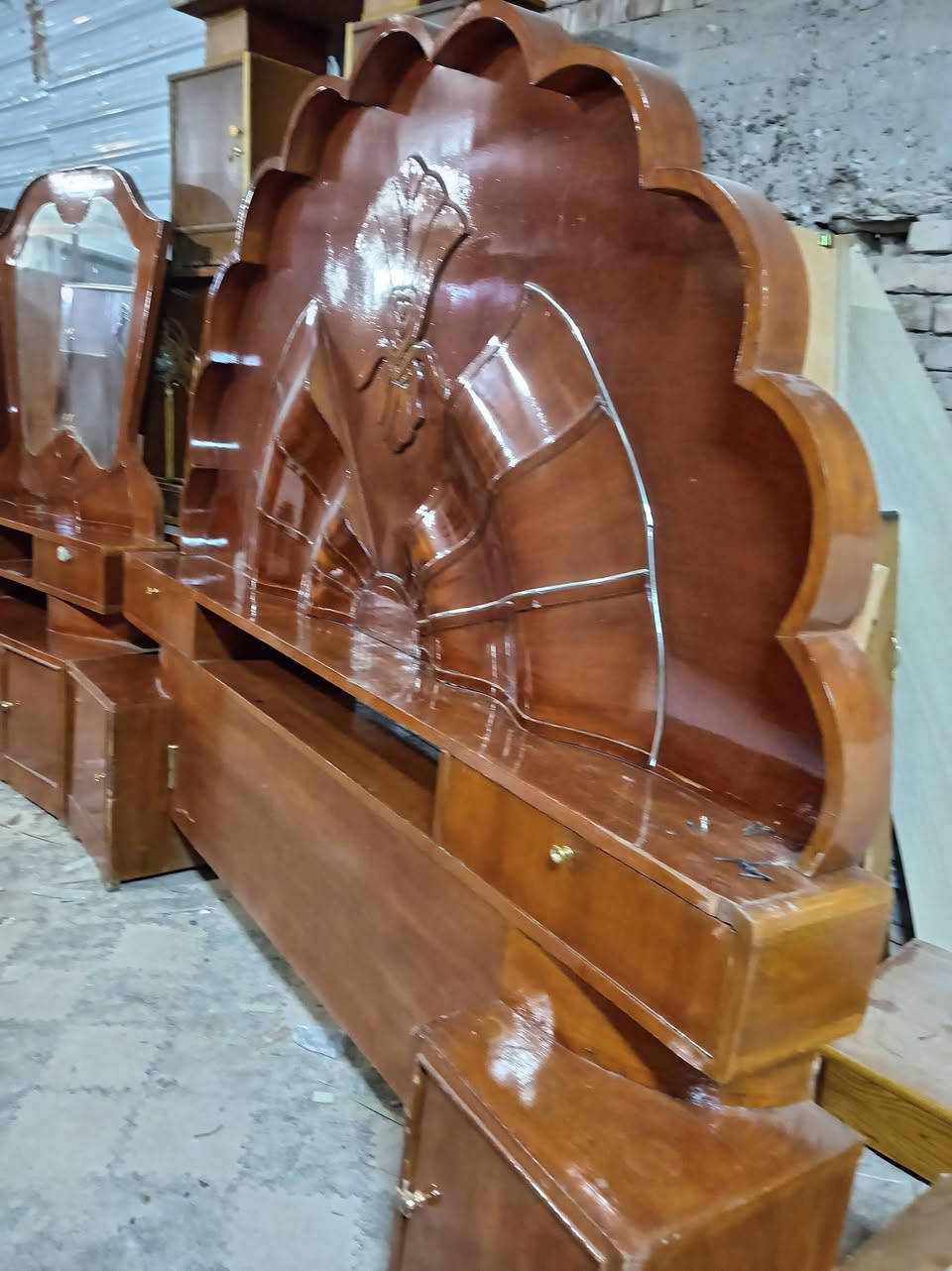 سلام عليكم غرفه للبيع صاج داخل خارج العنوان كاطون رازي مزاد الريان الاستفسار اكثر واتس اب ***********
