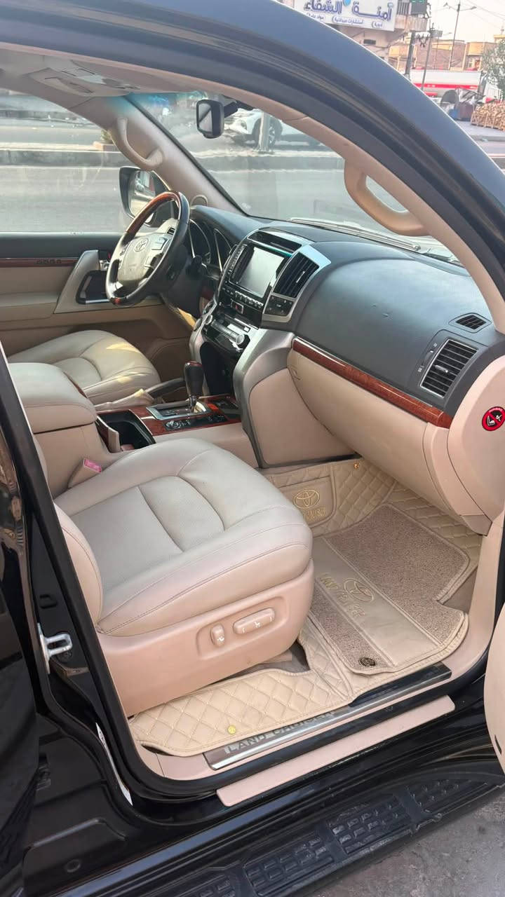 سلام عليكم 
لاندكروزVXR 
محرك 5700
موديل 2013
اربيلية 
مكفولة من الضربة والصبغ 
محرك مفتوح 
واتساب ***********
