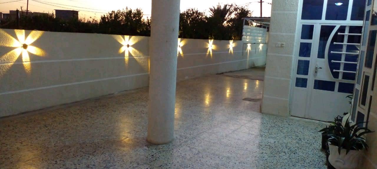 بيت ملك سند 25 للبيع كامل مساحه 500م يحتوي على 5غرف نوم 🏡🏠

وصاله عدد3 

استقبال 

وهوال

وحمام عدد 3

ومطبخ 

ومخزن غراض 

وكراج كبير 

لبيت كامل من كلشي خدمات ماء وكهرباء 24ساعه

 وشارع تباليط
عنوان شاطى التاجي قرب معمل لببسي