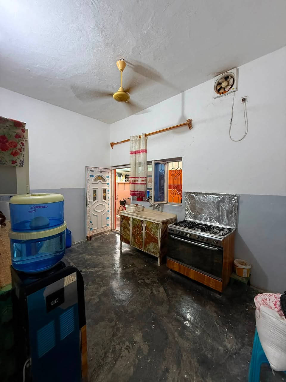 دار سكن للبيع جلولاء دور الضباط قرب اسواق سوران 

يحتوي الدار على استقبال 6*4 وغرفتين نوم 4*4 ومجمع درج ومطبخ حمام داخلي وصحيات خارجية وكراج سيارة 

المساحة 200 متر 
السعر 69 بي مجال 

للاستفسار ***********
