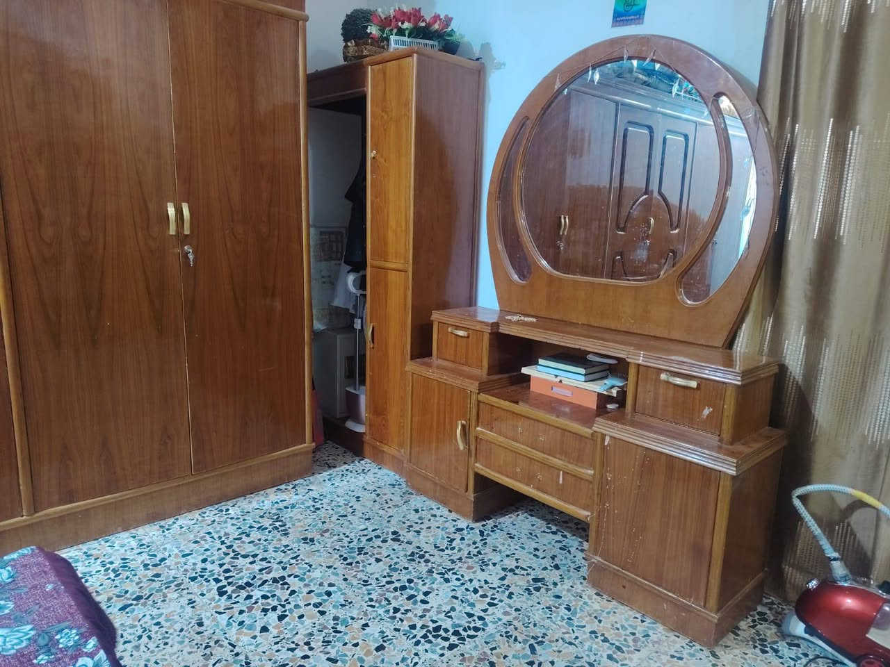 السلام عليكم مكلف بلنشر غرفه نوم للبيع الاستفسار الاتصال على الرقم ***********5
