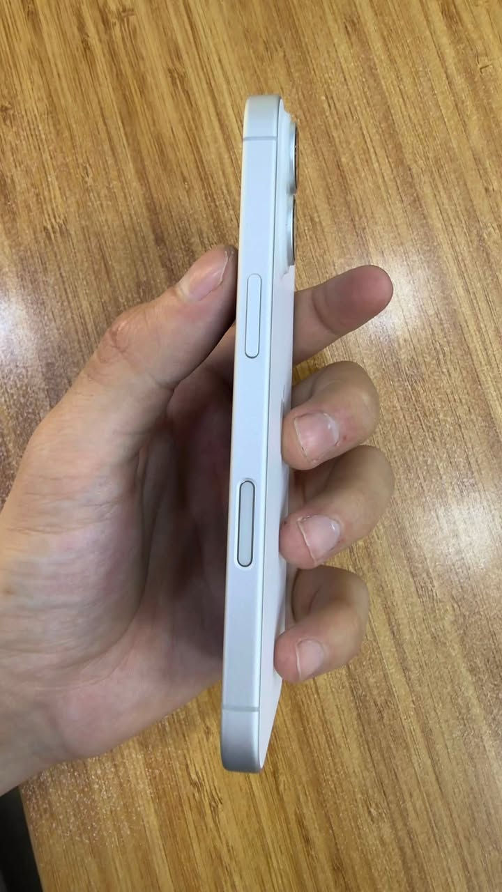 ايفون 17 عادي
ذاكره 256GB - بطارية 100 - عدد دورات 6
ابيض بعده بالضمان مشتغل 2026/6/9
مكاني بغداد البنوك
***********
