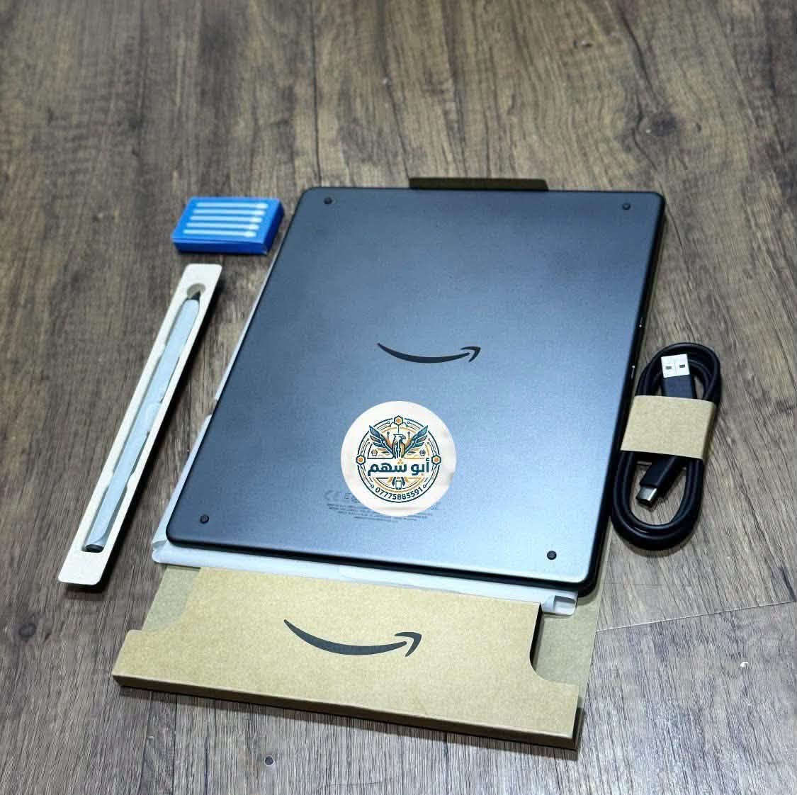 سلام عليكم
✨ Kindle Scribe

🔹 الشاشة:

* حجم 10.2 إنج
* تقنية E-Ink مريحة للعين (مثل الورق)
* دقة عالية 300ppi

🔹 القلم:

* يأتي مع Basic Pen للكتابة والرسم
* دعم تدوين الملاحظات مباشرة على الكتب والملفات

🔹 الذاكرة:

* 16GB (تخزين عدد كبير من الكتب والملاحظات)

🔹 الإضاءة:

* إضاءة أمامية قابلة للتعديل
* وضع القراءة الليلي (Warm Light)

🔹 البطارية:

* تدوم لأسابيع مع الاستخدام الطبيعي

🔹 المميزات:

* قراءة + كتابة في جهاز واحد
* تحويل الكتابة اليدوية إلى نص
* دعم ملفات PDF
* مزامنة مع تطبيق Kindle

🔹 التصميم:

* نحيف وخفيف
* مناسب للدراسة والقراءة اليومية

جهاز مثالي لعشاق القراءة والتدوين ✍️📚
إذا تريد جهاز مريح للعين ويجمع بين الكتابة والقراءة بنفس الوقت، فهذا خيار قوي جداً 🔥
للحجز راسلونا على الخاص او وتساب ***********
