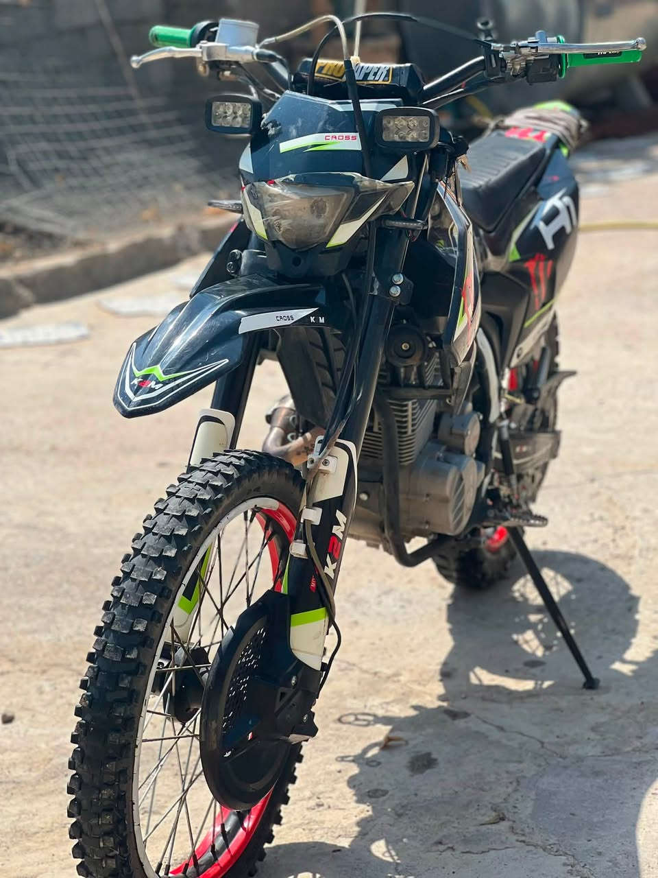 السلام عليكم 
قفاز لبيع 
نوعيه K2M
محرك 300cc✈️✈️
نشاط فول 
نضافه فول 
محرك ما مفتوح شرط 
شرط من التاير لي التاير 
موديل 2024 
لستفسار ***********
