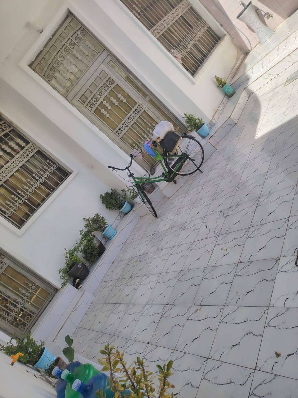 🏠 بيت للبيع بمواصفات مميزة (نظام زنجيل - واجهتين) 🏠
توفر بيت مميز ونظيف جداً للبيع، جاهز للسكن الفوري بموقع ممتاز ومواصفات راقية.

📐 تفاصيل العقار:

 المساحة: 175 متر مربع.

 التصميم: طابقين (بناء نظيف وبحالة ممتازة جداً).

 الإطلالة: نظام زنجيل (يحتوي على واجهتين أمامي وخلفي)، مما يوفر تهوية ممتازة وإضاءة طبيعية طوال اليوم، وسهولة في الدخول والخروج.

🛏️ التوزيع الداخلي للبيت:

 غرف النوم: 4 غرف نوم واسعة ومريحة.

 المطابخ: يحتوي البيت على 2 مطبخ (موزعة بشكل يخدم الطابقين وعملي جداً).

الموقع بابل الحصوه حي الشهداء خلف حسينيه الزهراء اقرب نقطه داله مدرسه الكواكب

 المرافق الأخرى: صالة استقبال، مجاميع صحية، وكافة الخدمات الأساسية.

✨ مميزات إضافية:

 البيت بحالة نظيفة جداً ولا يحتاج إلى مصاريف إضافية (جاهز للسكن).

للاستفسار ***********
غير متواجد على النت
