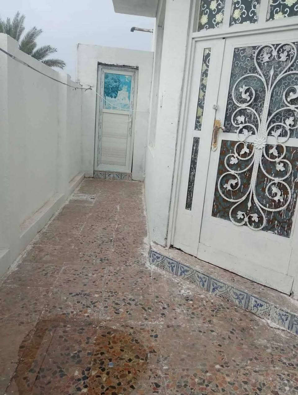 عاجل جدا بيع مستعجل يوجد بيت ١٠٠ م مربع واجهه كبيره ١٠ في ١٠ طابو زراعي سند 25 تحويل مباشر مكانه ش ١٠٠ بناء حديث عالي عن الشارع شارعه عريض السعر ٥٠ مليون اتصلوا ***********
