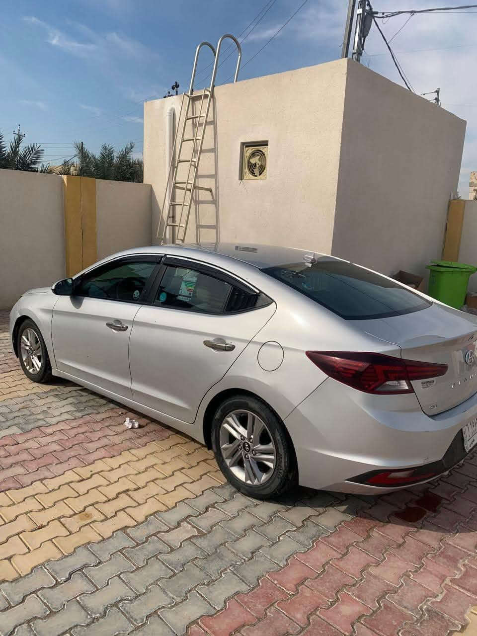 السلام عليكم 
النترا امريكي ٢٠١٩ ليبل واحد السياره 
صبغ الجاملغ الامامي مع ربع البنيد 
السياره ماشيه ١٠٠ ميل 
السياره جاهزه من كلشي كير ومكينه وحداديه وتبريد 
مكاني كربلاء طويريج 
السعر ١٢٠ وبيها مجال
 ***********

