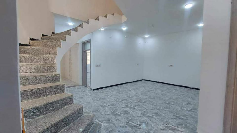 بيت طابو زراعي مساحة ٢٢٠متر بناء حديث كامل مابيه اي نقص كونكريت مسلح يقع في حي الجامعه نهاية شارع عشرين يحتوى على غرفتين نوم واحده سويت صحيات داخليه وخارجية استقبال كبير صالة مطبخ حار وبارد حديقة وكراج سيارة كهرباء ثري فيرز. الاتصال على الرقم *********** السعر ١٣٠
