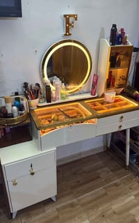 ميز تواليت 175 الف العنوان/بغداد/الاعظميه نظافه 95% 07726621750