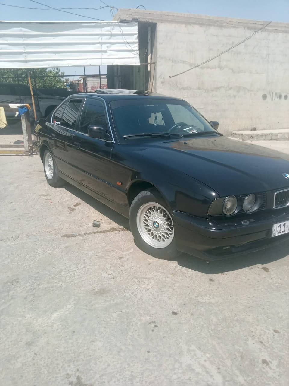 ---
*للبيع BMW فئة خامسة موديل1990
نوع السياره 553
السيارة كلش نظيفة ومصروف عليها

✅ محرك جديد كفالة 
✅ كير جديد اوتوماتيك كفالة
✅ كهربائيات كلها مصلحة - عداد سرعة شغال - عداد بانزين شغال
✅ تبريد ثلج

✅ سنوية جديدة

السيارة جاهزة ما تحتاج اي مصرف، بس درايف

السعر: 55 ورقة وبيها مجال بسيط للشراي
العنوان: ديالى الغالص
للاستفسار: [***********]

الشراي يتصل بس، جماعة الـ 40 ورقة لا يحرجونا رجاءاً.
---
