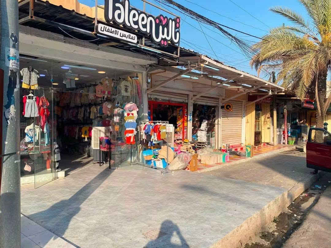 🏢بيت تجاري للبيع – حي تموز
📍 الموقع: حي تموز، مقابل حمزاوي كاسر الأسعار

📐 المساحة: 400 م²
📏 الواجهة: 16 م

🔹 الطابق الأرضي:
• 5 محلات تجارية
• 4 محلات مؤجرة، إيجار كل محل 250 ألف شهرياً
• المحل الخامس مؤجر بـ 400 ألف شهرياً لكبر مساحته
• الطابق الأرضي يصلح أيضاً كمجمع، ويحتوي على 4 غرف مع مطبخ

🔹 فوق الطابق الأرضي:
🏠 شقتان سكنيتان

💰 العقار فرصة استثمارية ممتازة بدخل إيجاري مستمر وموقع تجاري مميز.

📞 للاستفسار والتفاصيل:
***********

📍 الموقع: مقابل حمزاوي كاسر الأسعار – حي تموز
