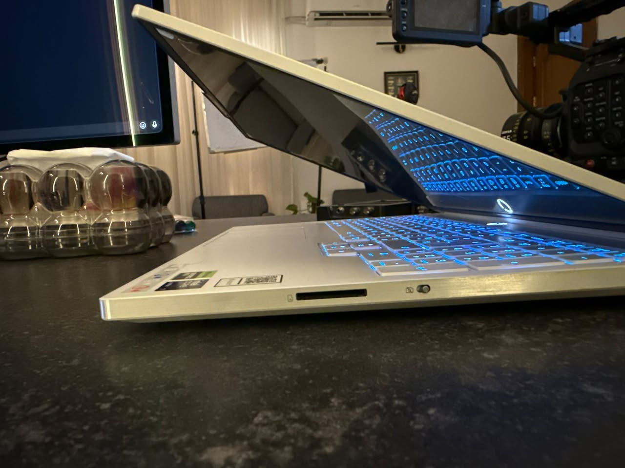 🔥 للبيع لابتوب بمواصفات قوية جداً 🔥
💻 المعالج: Intel Core Ultra 7 255HX
🎮 كارت الشاشة: NVIDIA RTX 5060 – 8GB
⚡ الرام: 32GB DDR5 – 5600MHz
💾 التخزين: 2TB SSD
🪟 النظام: Windows 11 Pro
مناسب للمونتاج، التصميم، الألعاب والبرامج الثقيلة 🎬🎮
💰 السعر: 2,200,000 دينار عراقي
📞 للتواصل: ***********
