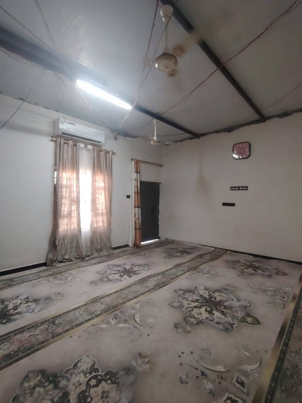 السلام عليكم بيت طابو زراعي الجزيرة المساحة الكلية 200 متر والبناء 100 متر يحتوي على غرفتين نفس الحجم 50×3 ×50×4 الصالة 50×6 ×6 المطبخ 50×3 ×50×3 الحمام مشترك 50×1 الحديقة مساحتها 100 متر بيها زرع الواجهية عرض 10 متر والنزال 20 بيت سندويش الشارع مكتمل من ناحية الخدمات بوري ماء انارة كهرباء كله قريب يم الباب العنوان الجزيرة الريان نزلة ابو علي النجار ثاني فرع على اليسار السعر 65 مليون رقمي ***********
