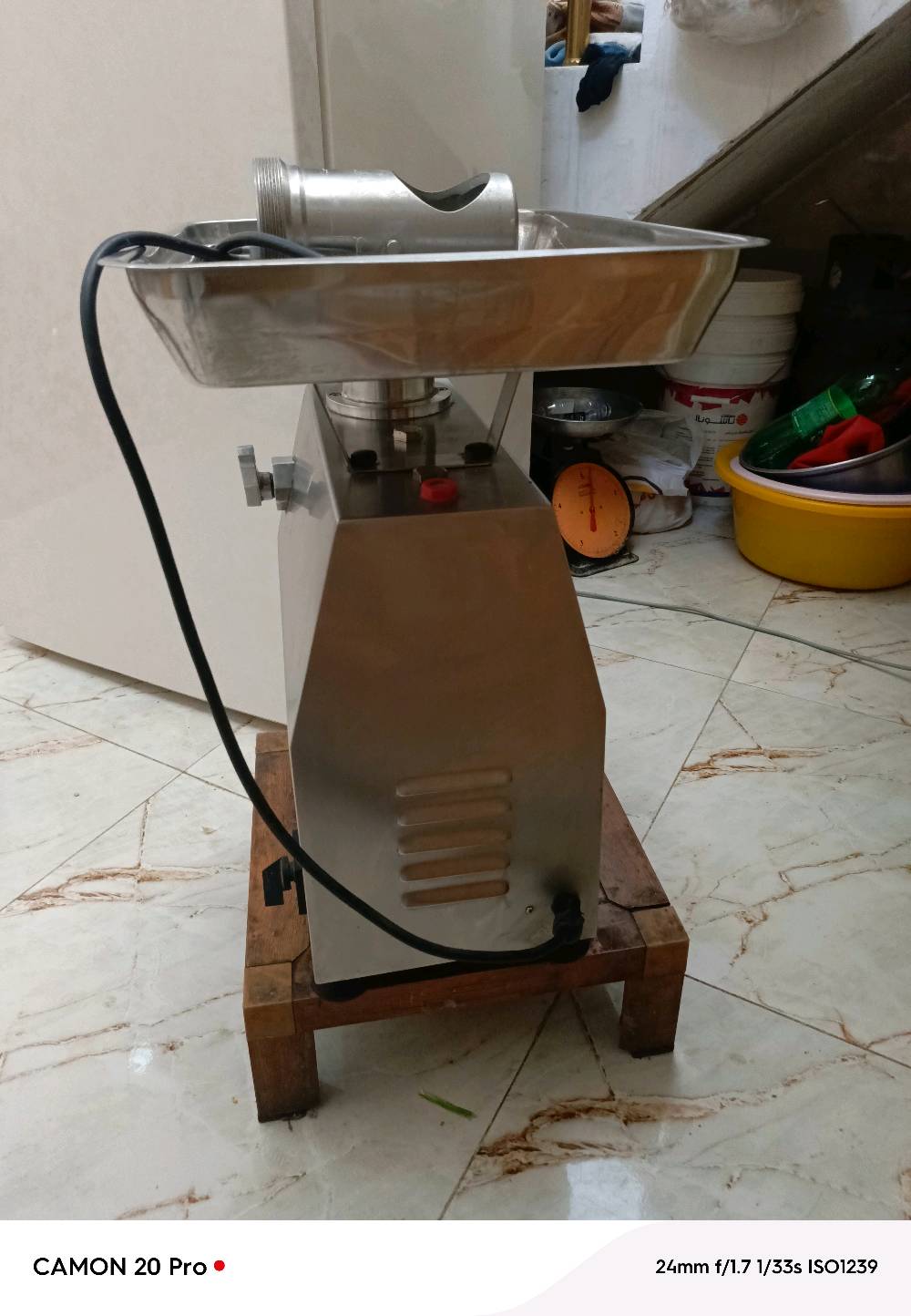 ـ مفرمة  تجارية وصناعية (طراز TK-32)،
هلا بيك، المفرمة TK-32 شكد عليها استخدام تقريباً؟ وبيها أي عطل أو صوت/رجّة؟: 
مابيه ايشي وابد ما داخله صيانه 
تشتغل على شنو بالضبط: 220 لو 380 فولت؟ وهل هي كاملة مع السكاكين/اللولب/الملحقات لو ناقص شي؟: 
كامله 
شنو حالتها من الداخل والخارج: نظيفة ومجربة، لو بيها تصليح بسيط أو قطع مستهلكة؟: 
مابيه شي 
وين موقعك بالضبط؟ وهل متوفر فحص وتشغيل بالمكان قبل الشراء؟: 
نعم مكاني بغداد قرية الانتصار 
السعر شكد تريد بيها؟ وهل تقبلون التفاوض لو السعر نهائي؟: 
35000 وبيه مجال 