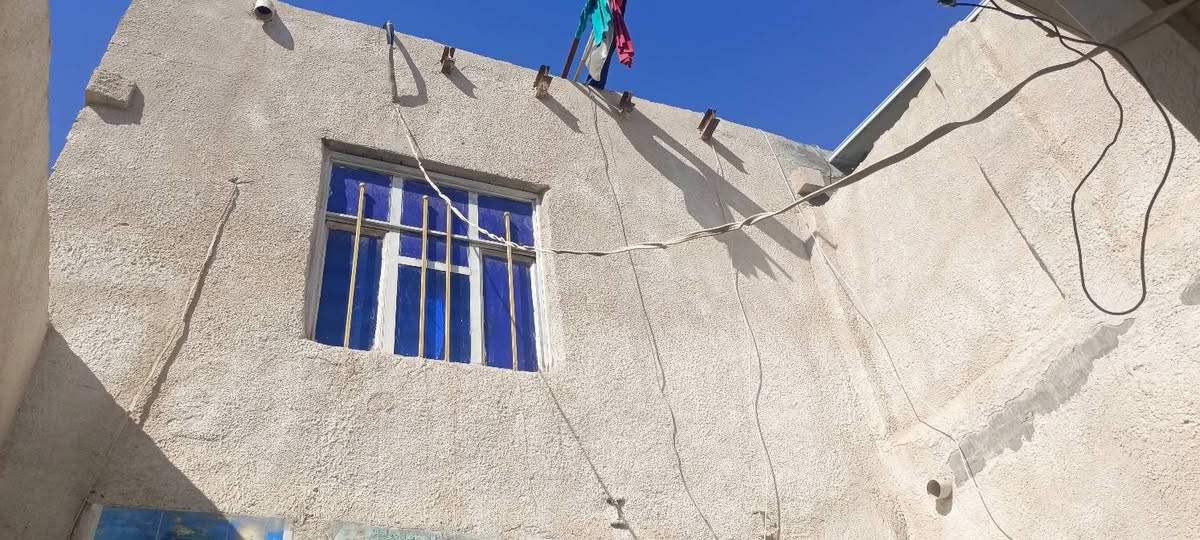 سلام عليكم
بيت للبيع طابو المساحه ١٢٦م البيت داخل دربونه 
طابقين يحتوي على 
غرفه+ صاله+ديوانيه كبيرة+حمامات+ منور خلفي+ طارمه كبيره 
الطابق الثاني يحتوي/ غرفه عدد ٢ +حمامات+غرفه صغيرة 
البيت جاهز تعال واسكن بي العنوان/منطقه حجام قرب تقاطع شحيم السعر ٩٥. وبي مجال للطيبين ***********  /ملاحظه يرهم مراوس بيت اكبر مع اعطاء الفرق
