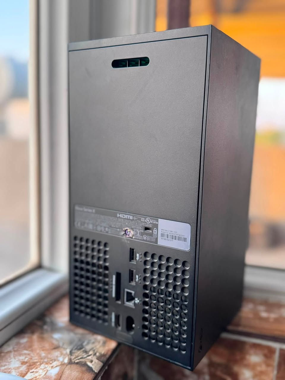 🎮 للبيع: Xbox Series X 🎮
 الموديل: 2021
 الحالة: الجهاز نظيف جداً، فُقط من الداخل للتنظيف فقط وخالي من أي مشاكل نهائياً.
📦 الملحقات:
 الكرتون الأصلي (ملاحظة: الكرتون متضرر قليلاً)
 اليد الأصلية (البلادي)
 كيبل الطاقة و HDMI
🚚 التوصيل والشروط:
 يتوفر توصيل لجميع الأماكن.
 ⚠️ ملاحظة: عند الحجز، يتم أخذ مبلغ بسيط كعربون.
📞 للجادين يرجى مراسلتنا على الواتساب:
***********
