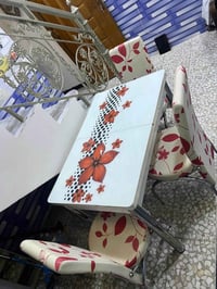 ميز طعام للبيع ٦٠ الف للتواصل ٠٧٧٢١١٩١٧٠٠ الزعفرانيه