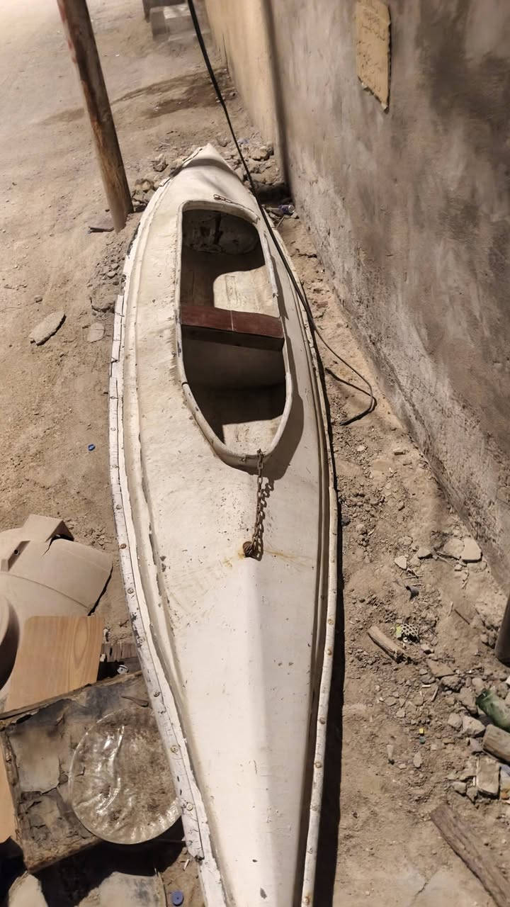 السلام عليكم ورحمة الله وبركاته..

للبيع زورق (قارب) فايبر جلاس أصلي قديم (وليس كاياك)، يمتاز بهيكل قوي ومتين جداً وسماكة فايبر عالية تضمن ثباتاً ممتازاً بالماء.

 المواصفات والأبعاد:

- الطول: 5.20 متر.

- العرض: 1 متر (سعة ممتازة يتسع لعدة أشخاص).

- اللون الأصلي: أخضر.

 الحالة والضمان:

- الهيكل سليم وجاهز للنزول للماء فوراً.

- توجد ضربات بسيطة وسطحية بسبب التخزين.

- كفالة عامة وشاملة من السرقة.

 سبب البيع:

- عدم وجود مكان في الشط، ولا توجد مساحة بالبيت (حالياً واقف بالشارع).

 التفاصيل والاتصال:

- الموقع: البصرة - أبي الخصيب.

- السعر: 500 ألف دينار (وبي مجال  للطيبين).

- رقم الهاتف: ***********
