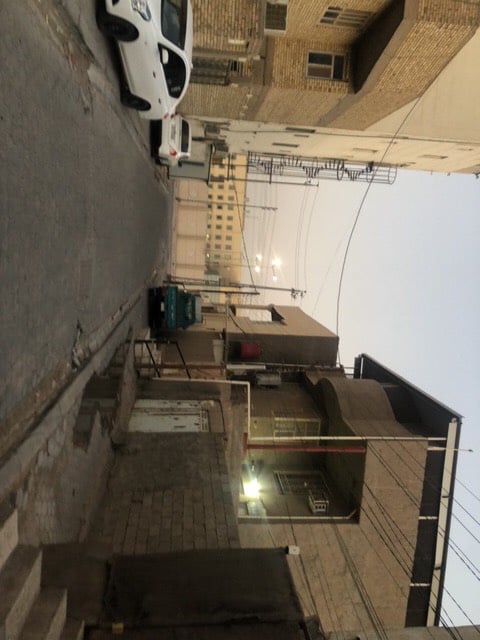 سلام عليكم بيت مساحه ١٥٠ متر خلف  مستشفى الالماني واجه ٥ ونزال 20 البيت صاير حرف L رقم صاحب البيت  مكانه 
*********** حلو ومرتب وقريب على خالد مراد اتصل وبيك خي