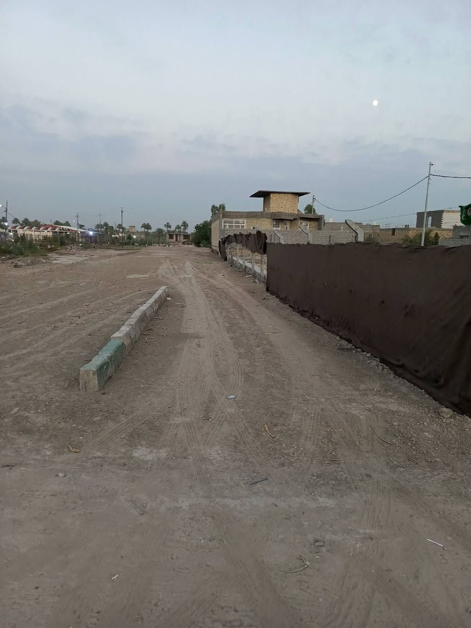 ارض طابو زراعي سند 25 بسمي تحويل ثاني يوم مساحه الارض 1446متر الوجه 10والنزال 146مدفونه ويه الشارع العنوان النجف المناذره حولي المناذره الحيره بصف مدينه ألعاب ارض السعيده الاستفسار الاتصال على الرقام ***********/***********
